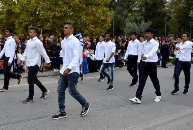11 προσφυγόπουλα παρέλασαν στη Μυτιλήνη (εικόνα)